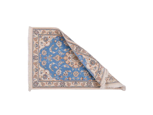 Handgeknüpfter Nain 9La Perserteppich von Khademi aus Wolle mit Seide, hellblau, creme. Persischer Orientteppich mit Medaillon. Von Hand geknüpft in Iran / Persien. Größe: 93 cm x 54 cm. Teppichnummer: SB3-1012. Verkauf durch Jupiter Intl.