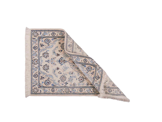 Handgeknüpfter Nain 9La Perserteppich von Khademi aus Wolle mit Seide,, cremeweiß. Persischer Orientteppich mit Medaillon. Von Hand geknüpft in Iran / Persien. Größe: 94 cm x 59 cm. Teppichnummer: SB3-1013. Verkauf durch Jupiter Intl.
