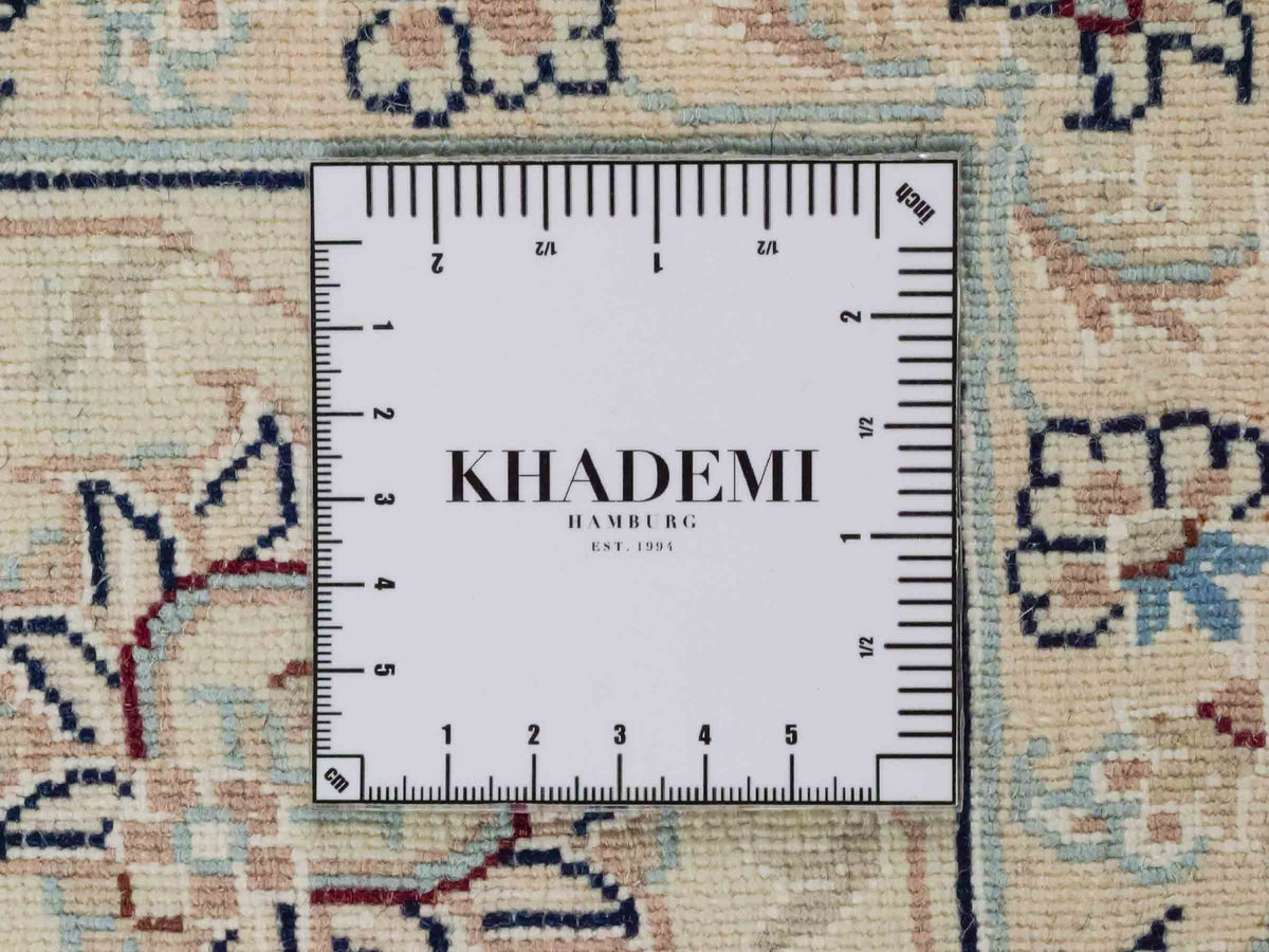 Handgeknüpfter Nain 9La Perserteppich von Khademi aus Wolle mit Seide, signiert, rot-elfenbein-weiß. Persischer Orientteppich mit Allover-Motiv. Von Hand geknüpft in Iran / Persien. Größe: 205 x 136 cm. Teppichnummer: SB3-1087 | Jupiter Intl.