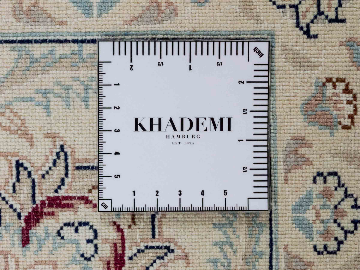 Handgeknüpfter Nain 9La Perserteppich von Khademi aus Wolle mit Seide, signiert, rot-elfenbein-weiß. Persischer Orientteppich mit Allover-Motiv. Von Hand geknüpft in Iran / Persien. Größe: 232 x 170 cm. Teppichnummer: SB3-1084 | Jupiter Intl.