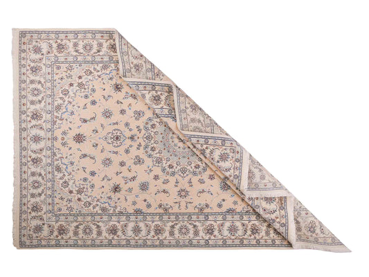 Handgeknüpfter Nain 9La Perserteppich von Khademi aus Wolle mit Seide, signiert, cremeweiß-elfenbein. Persischer Orientteppich mit Medaillon. Von Hand geknüpft in Iran / Persien. Größe: 243 cm x 165 cm. Teppichnummer: SB3-1086 | Jupiter Intl.