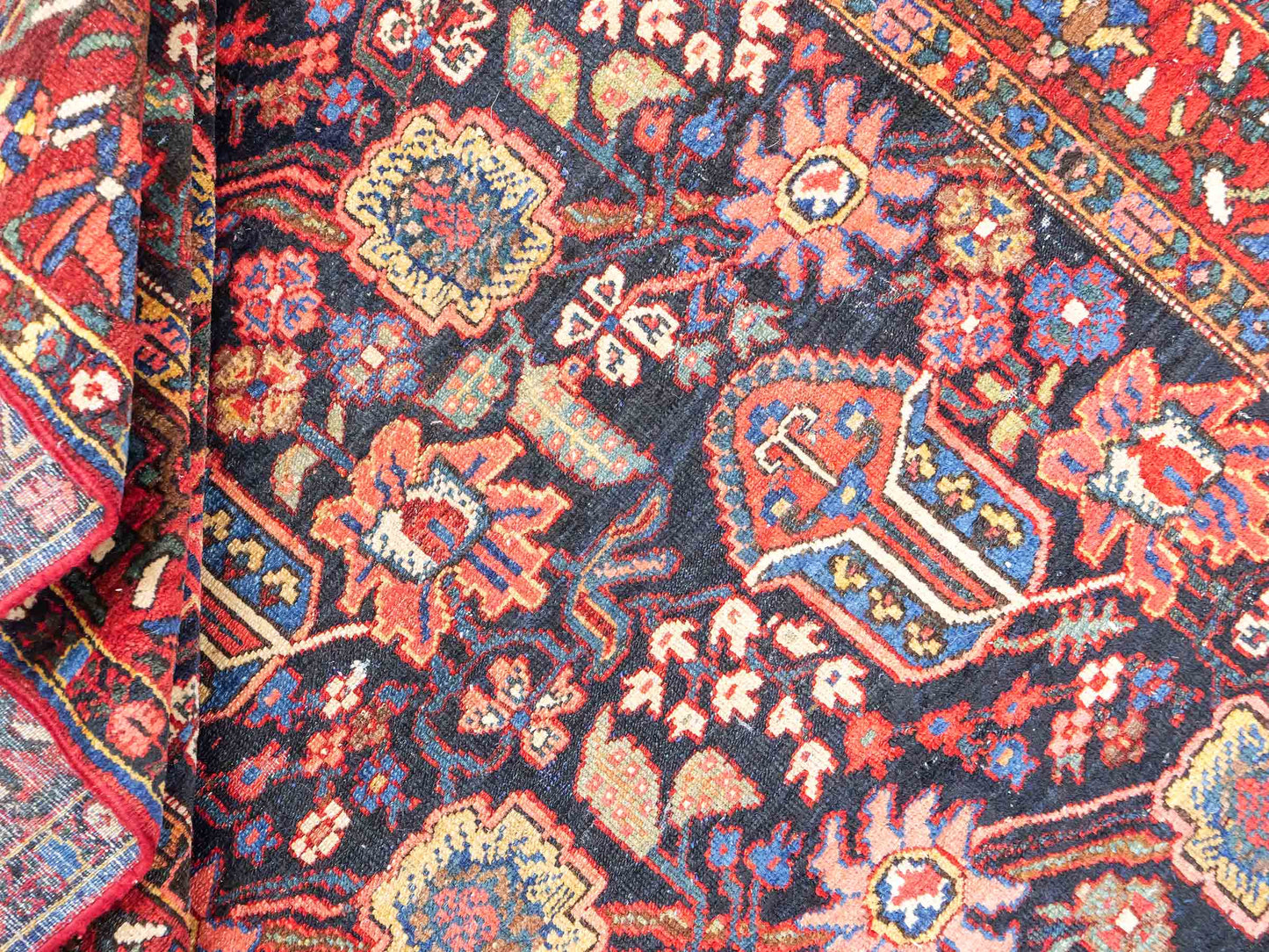 Sehr feiner, handgeknüpfter, antiker, persischer Bakhitar Farahan Nomadenteppich aus Wolle von Khademi. Farbe: Blau, rot. Größe: 196 x 130 cm. Vertrieb durch JUPITER Intl.