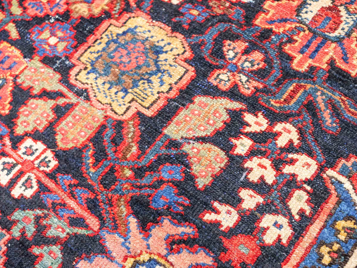 Sehr feiner, handgeknüpfter, antiker, persischer Bakhitar Farahan Nomadenteppich aus Wolle von Khademi. Farbe: Blau, rot. Größe: 196 x 130 cm. Vertrieb durch JUPITER Intl.