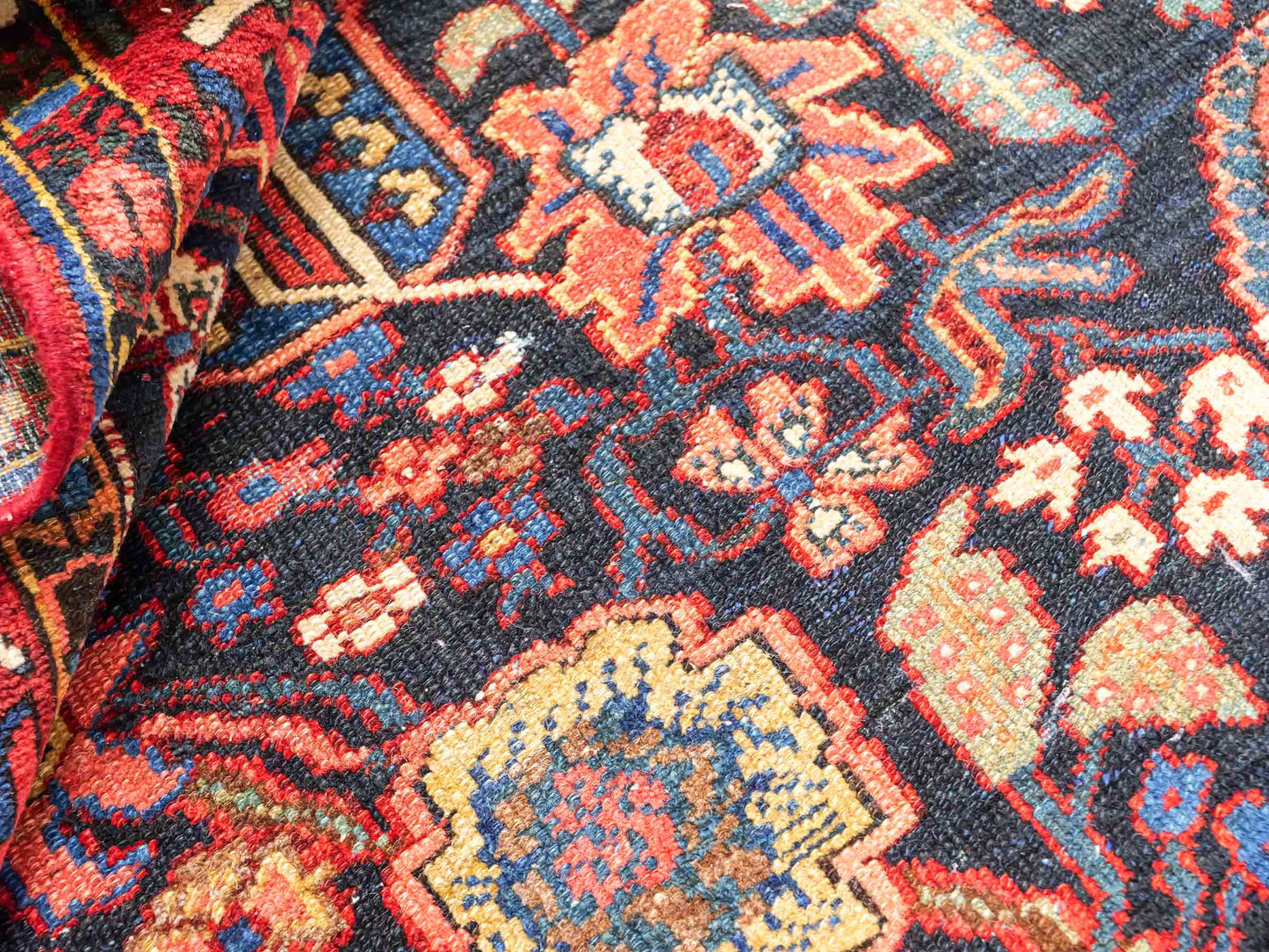 Sehr feiner, handgeknüpfter, antiker, persischer Bakhitar Farahan Nomadenteppich aus Wolle von Khademi. Farbe: Blau, rot. Größe: 196 x 130 cm. Vertrieb durch JUPITER Intl.