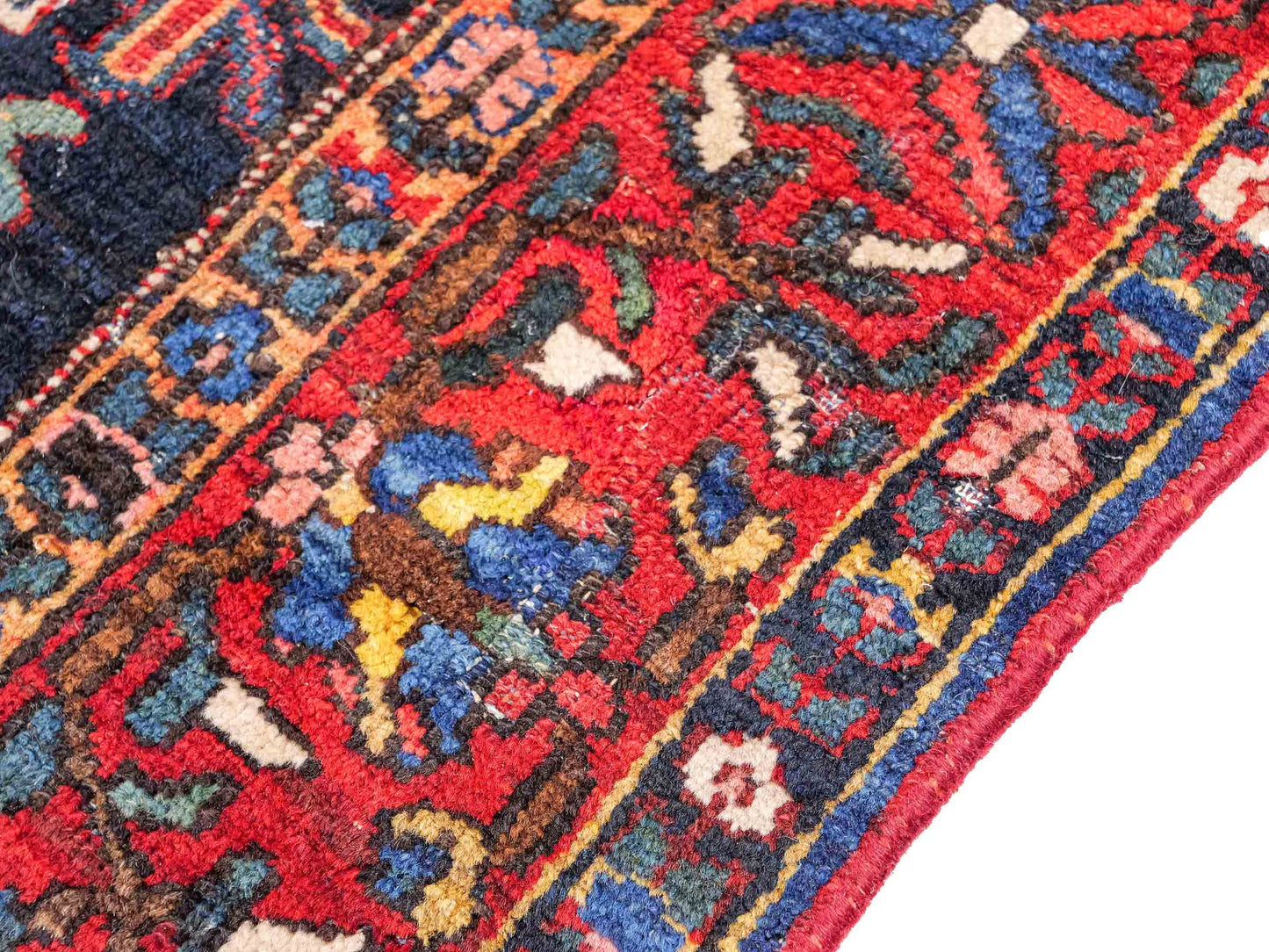 Sehr feiner, handgeknüpfter, antiker, persischer Bakhitar Farahan Nomadenteppich aus Wolle von Khademi. Farbe: Blau, rot. Größe: 196 x 130 cm. Vertrieb durch JUPITER Intl.