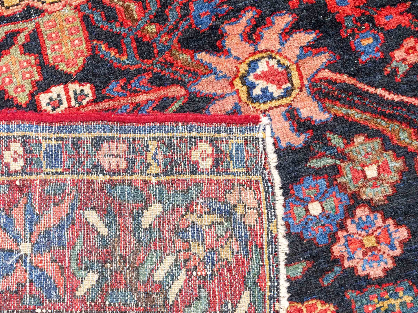 Sehr feiner, handgeknüpfter, antiker, persischer Bakhitar Farahan Nomadenteppich aus Wolle von Khademi. Farbe: Blau, rot. Größe: 196 x 130 cm. Vertrieb durch JUPITER Intl.