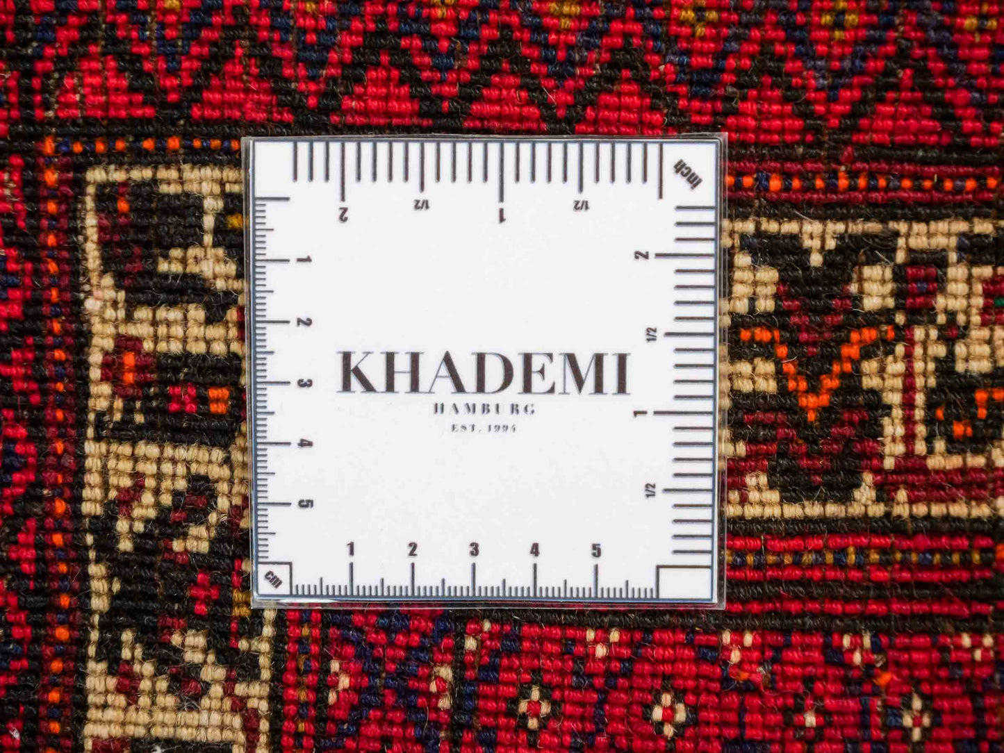 Antiker, handgeknüpfter, afghanischer Belutsch Nomadenteppich aus Wolle von Khademi. Größe: 100 x 76 cm. Farbe: Rot Verkauf durch JUPITER Intl.