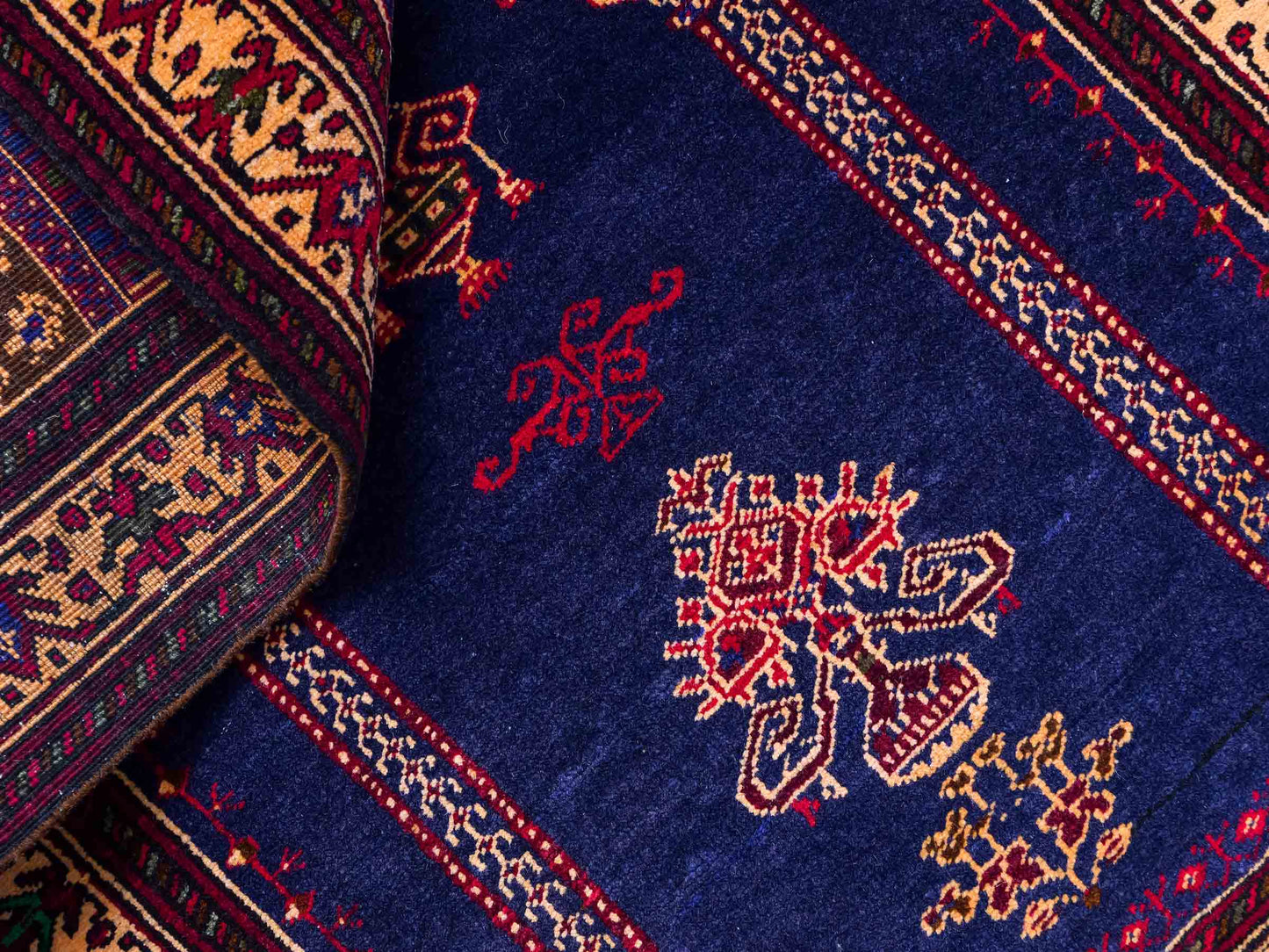 Antiker, handgeknüpfter, afghanischer Belutsch Nomadenteppich aus Wolle von Khademi. Größe: 107 x 71 cm. Farbe: Blau, beige, gold. Verkauf durch JUPITER Intl.