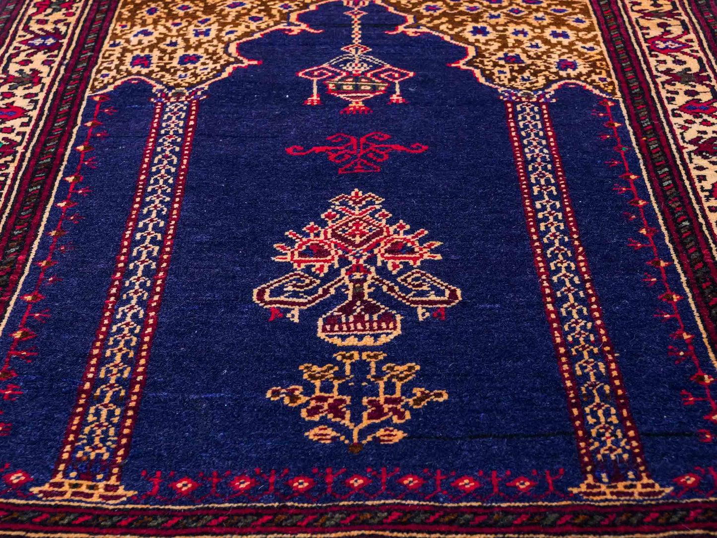 Antiker, handgeknüpfter, afghanischer Belutsch Nomadenteppich aus Wolle von Khademi. Größe: 107 x 71 cm. Farbe: Blau, beige, gold. Verkauf durch JUPITER Intl.