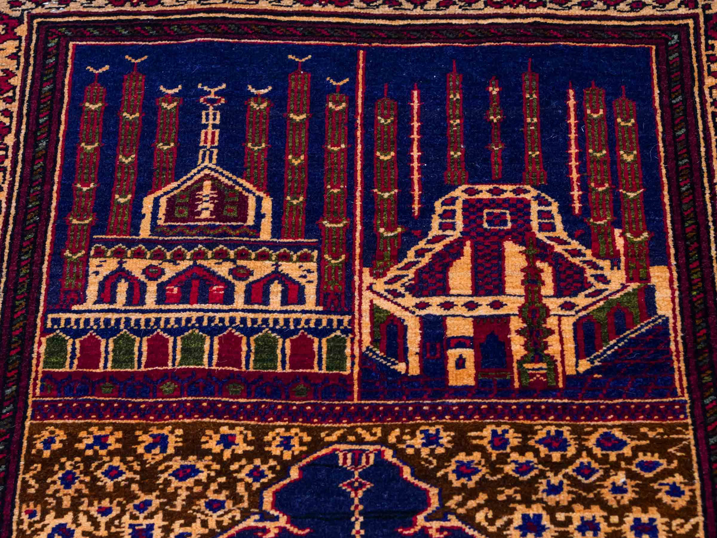 Antiker, handgeknüpfter, afghanischer Belutsch Nomadenteppich aus Wolle von Khademi. Größe: 107 x 71 cm. Farbe: Blau, beige, gold. Verkauf durch JUPITER Intl.