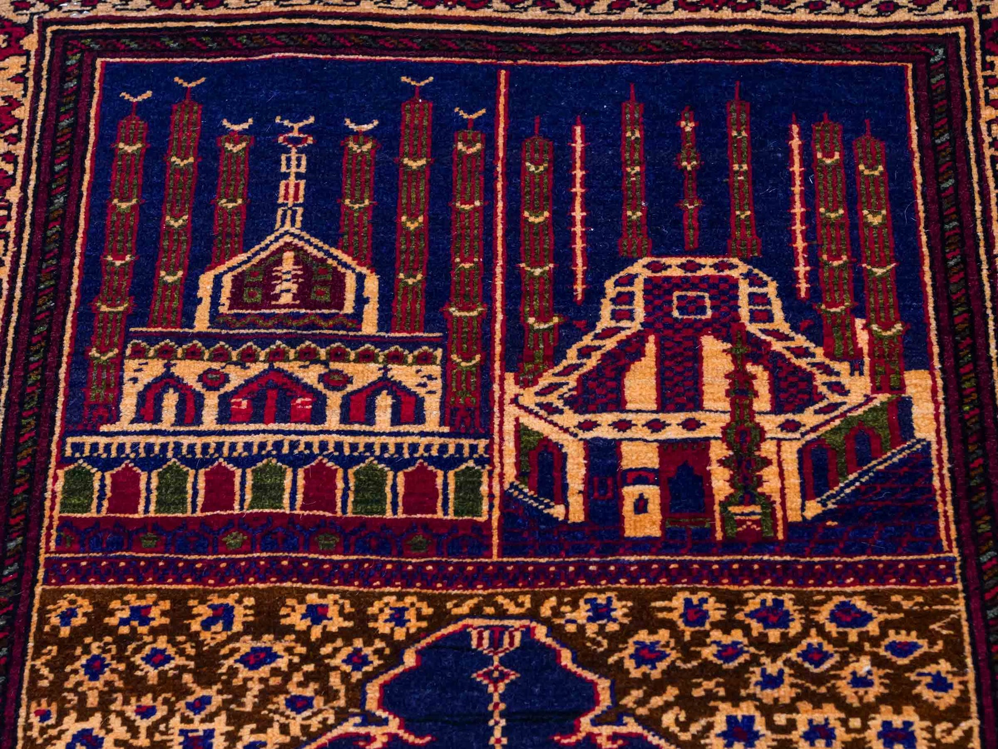 Antiker, handgeknüpfter, afghanischer Belutsch Nomadenteppich aus Wolle von Khademi. Größe: 107 x 71 cm. Farbe: Blau, beige, gold. Verkauf durch JUPITER Intl.