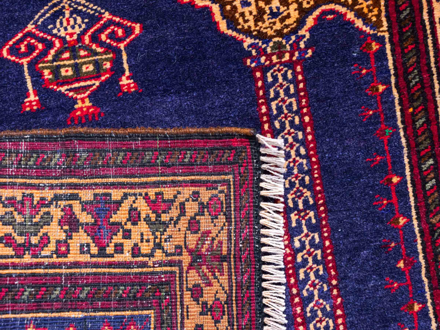 Antiker, handgeknüpfter, afghanischer Belutsch Nomadenteppich aus Wolle von Khademi. Größe: 107 x 71 cm. Farbe: Blau, beige, gold. Verkauf durch JUPITER Intl.