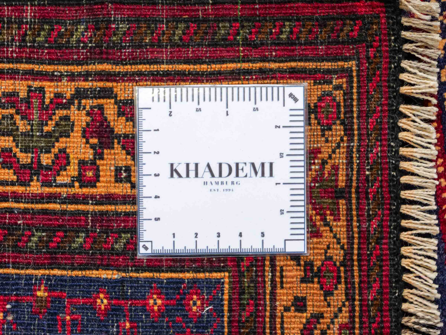 Antiker, handgeknüpfter, afghanischer Belutsch Nomadenteppich aus Wolle von Khademi. Größe: 107 x 71 cm. Farbe: Blau, beige, gold. Verkauf durch JUPITER Intl.