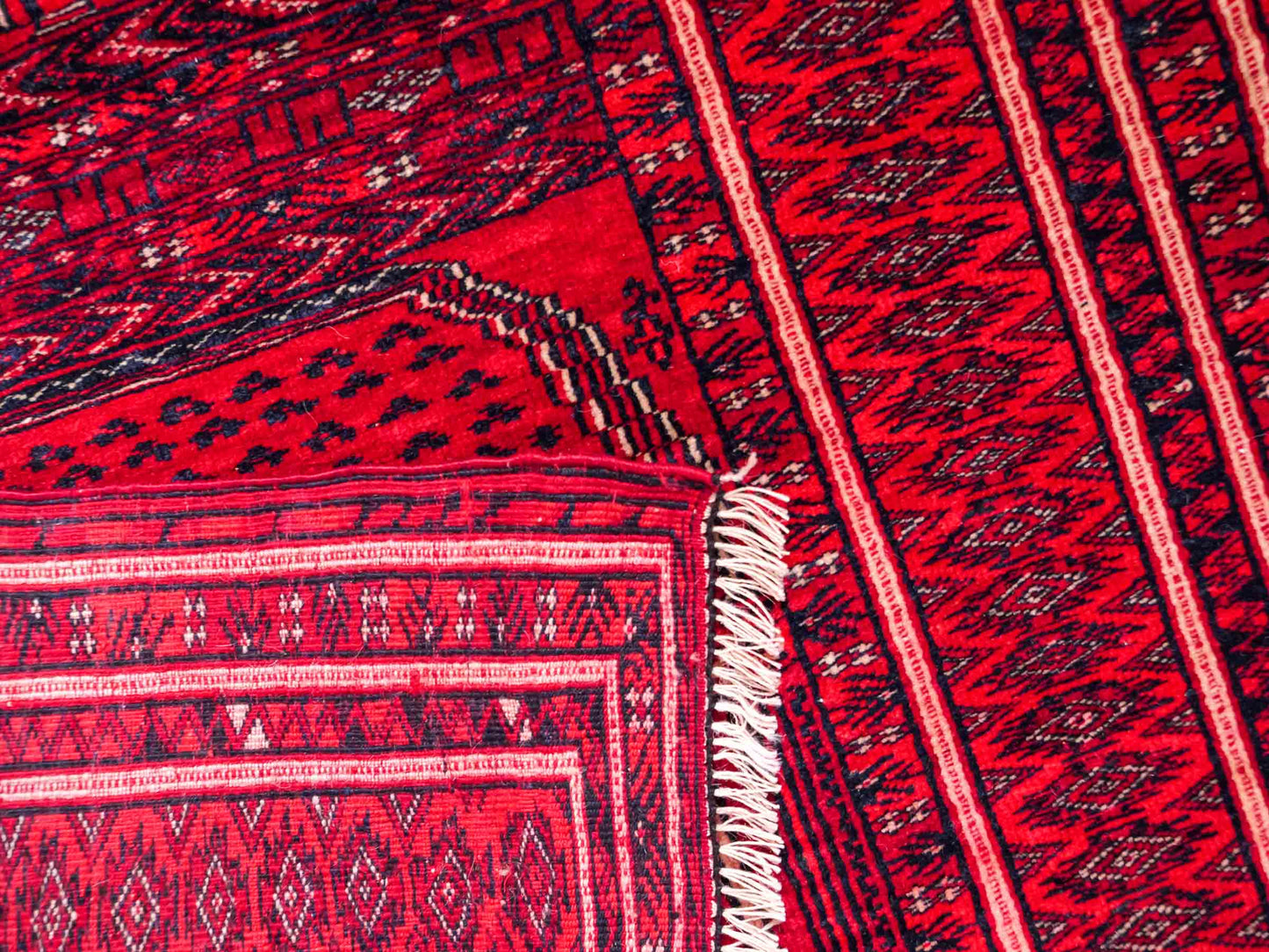 Antiker, handgeknüpfter, afghanischer Belutsch Nomadenteppich aus Wolle von Khademi. Größe: 111 x 73 cm. Farbe: Rot. Verkauf durch JUPITER Intl.