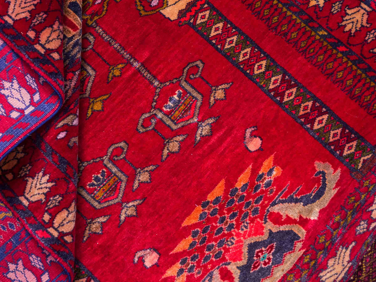Antiker, handgeknüpfter, afghanischer Belutsch Nomadenteppich aus Wolle von Khademi. Größe: 111 x 80 cm. Farbe: Rot Verkauf durch JUPITER Intl.