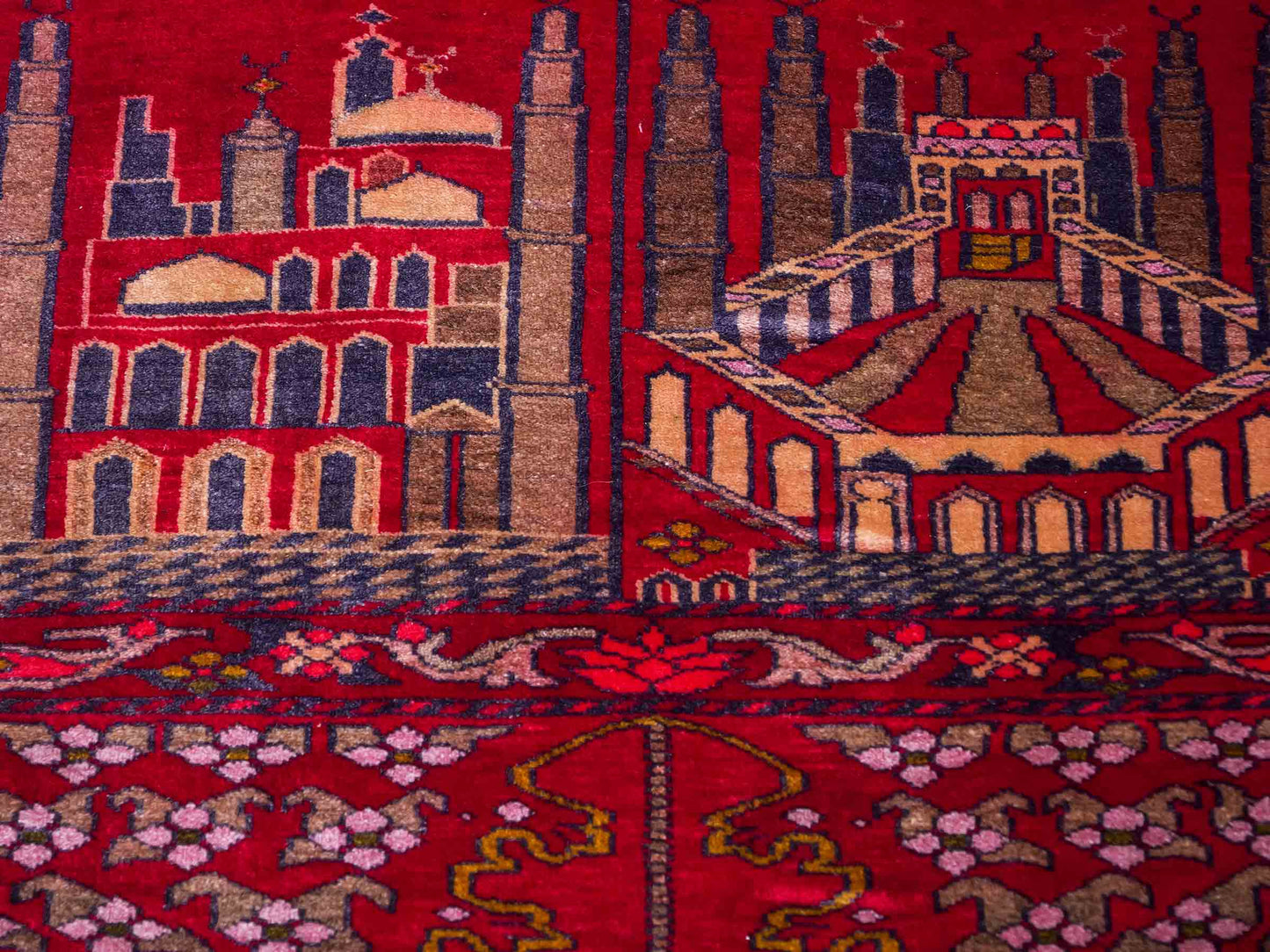 Antiker, handgeknüpfter, afghanischer Belutsch Nomadenteppich aus Wolle von Khademi. Größe: 111 x 80 cm. Farbe: Rot Verkauf durch JUPITER Intl.