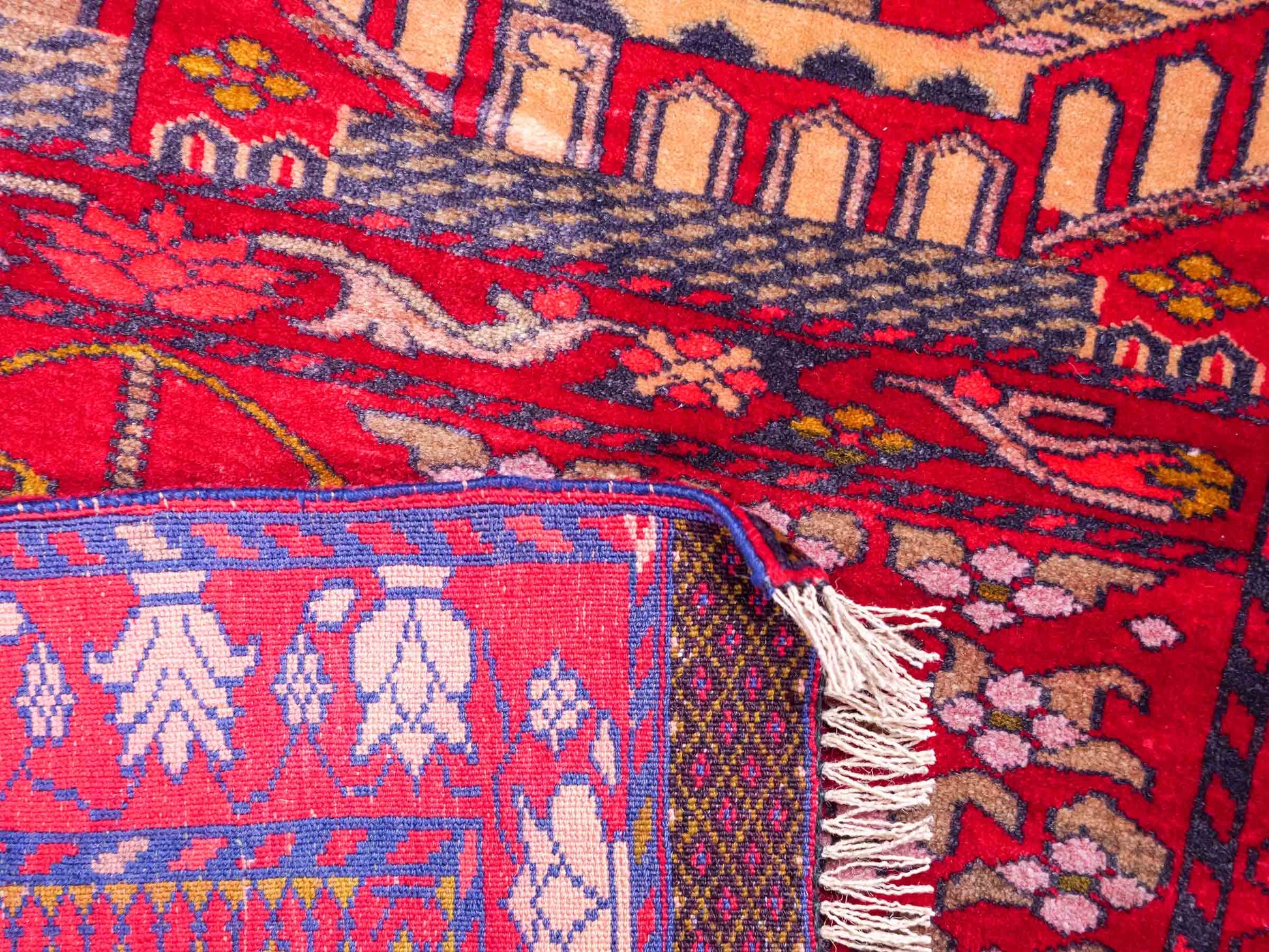 Antiker, handgeknüpfter, afghanischer Belutsch Nomadenteppich aus Wolle von Khademi. Größe: 111 x 80 cm. Farbe: Rot Verkauf durch JUPITER Intl.