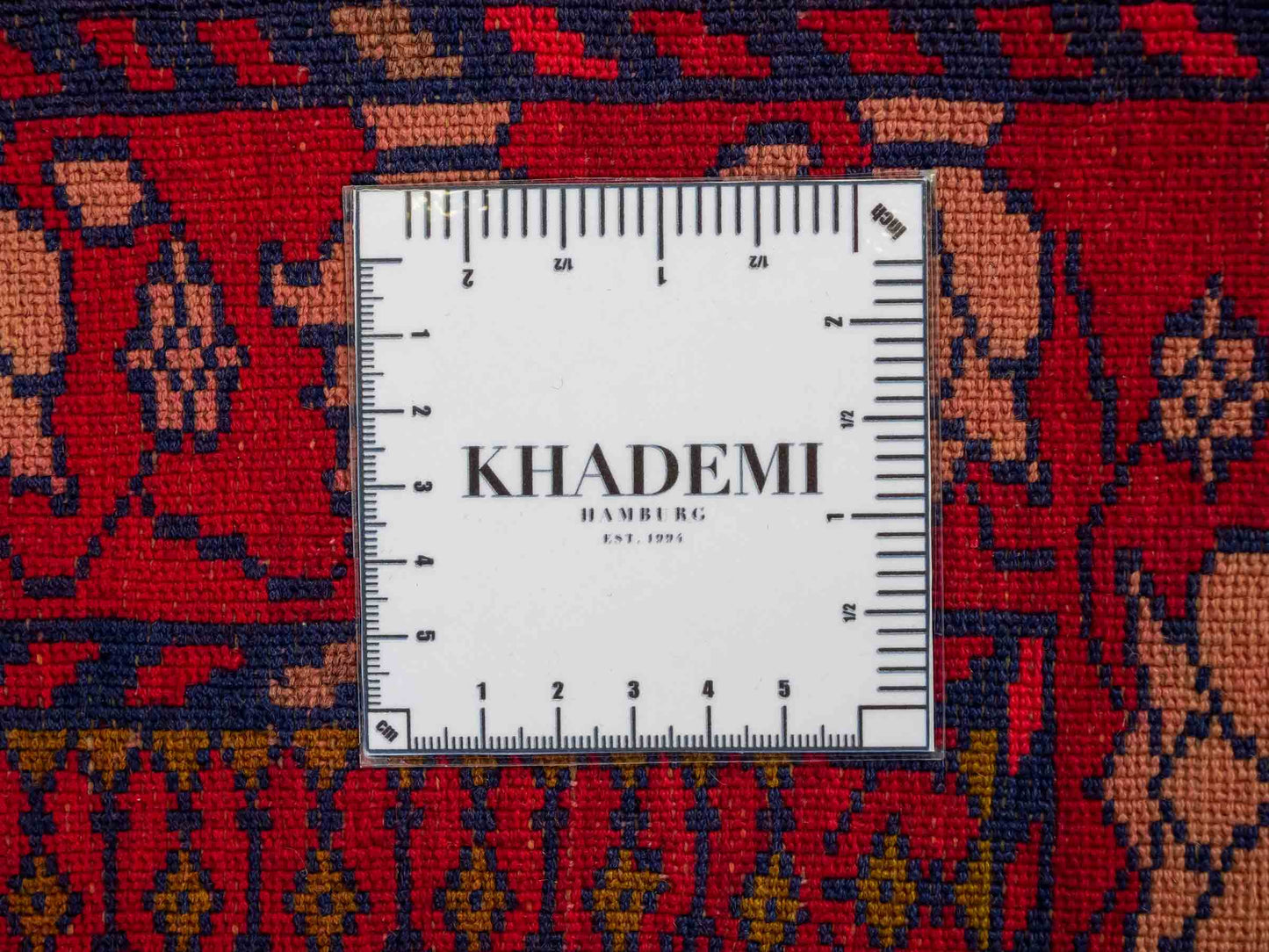 Antiker, handgeknüpfter, afghanischer Belutsch Nomadenteppich aus Wolle von Khademi. Größe: 111 x 80 cm. Farbe: Rot Verkauf durch JUPITER Intl.