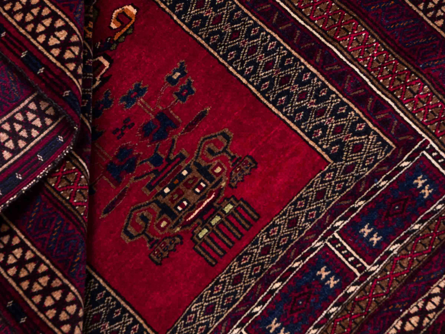 Antiker, handgeknüpfter, afghanischer Belutsch Nomadenteppich aus Wolle von Khademi. Größe: 112 x 90 cm. Farbe: Rot. Verkauf durch JUPITER Intl.
