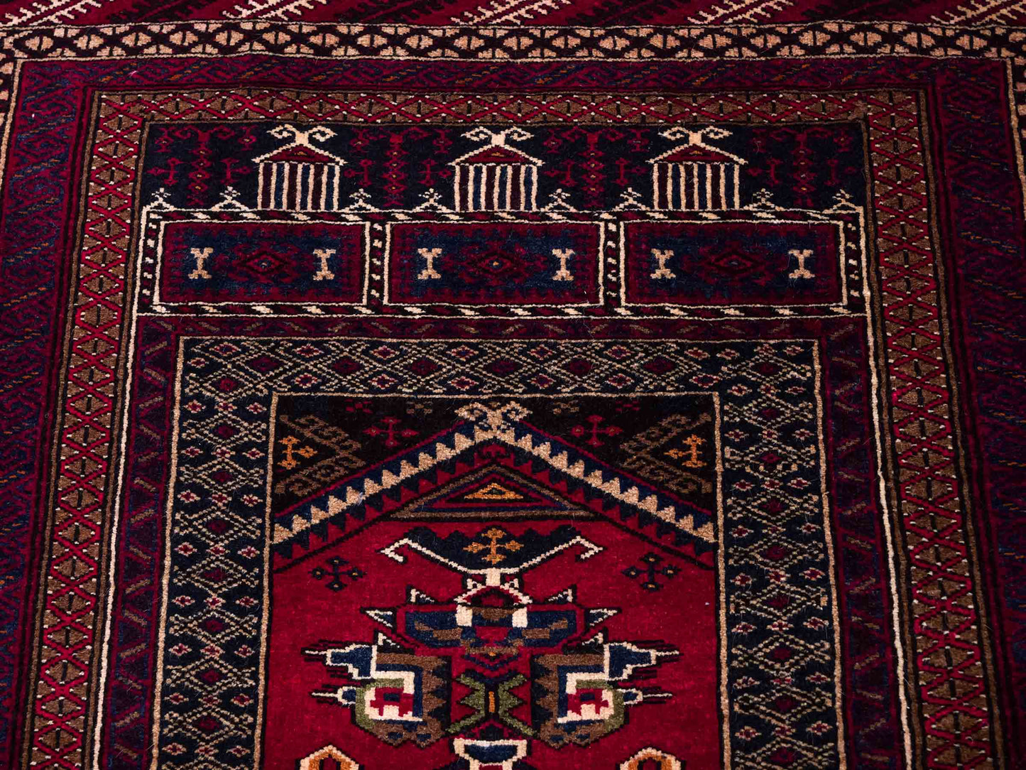 Antiker, handgeknüpfter, afghanischer Belutsch Nomadenteppich aus Wolle von Khademi. Größe: 112 x 90 cm. Farbe: Rot. Verkauf durch JUPITER Intl.