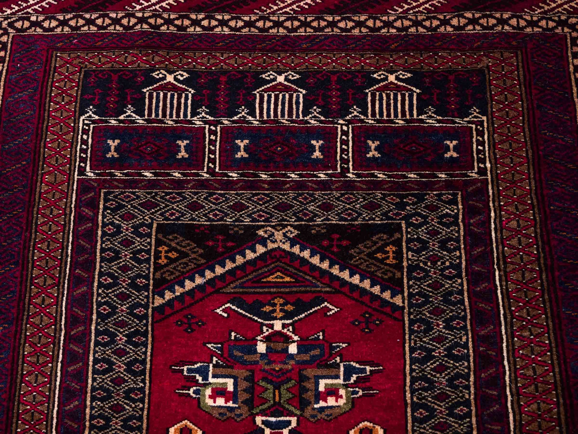 Antiker, handgeknüpfter, afghanischer Belutsch Nomadenteppich aus Wolle von Khademi. Größe: 112 x 90 cm. Farbe: Rot. Verkauf durch JUPITER Intl.