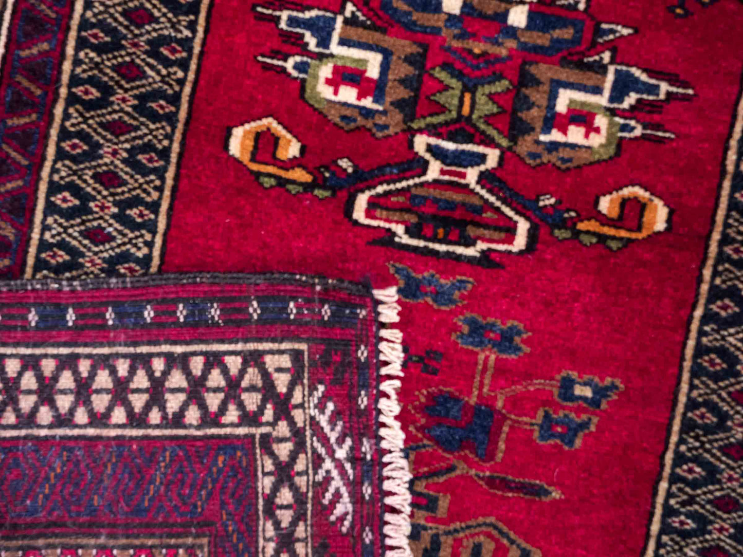 Antiker, handgeknüpfter, afghanischer Belutsch Nomadenteppich aus Wolle von Khademi. Größe: 112 x 90 cm. Farbe: Rot. Verkauf durch JUPITER Intl.
