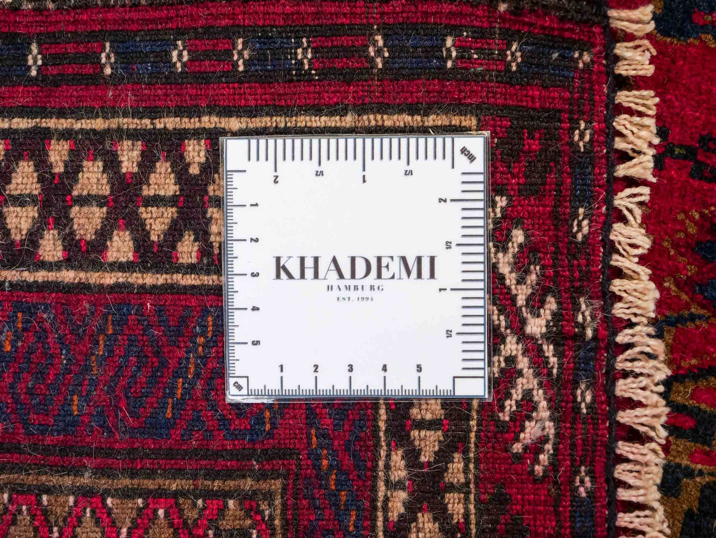 Antiker, handgeknüpfter, afghanischer Belutsch Nomadenteppich aus Wolle von Khademi. Größe: 112 x 90 cm. Farbe: Rot. Verkauf durch JUPITER Intl.