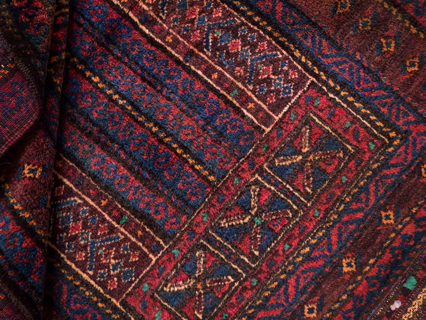 Antiker, handgeknüpfter, afghanischer Belutsch Nomadenteppich aus Wolle von Khademi. Größe: 113 x 81 cm. Farbe: Braun. Verkauf durch JUPITER Intl.