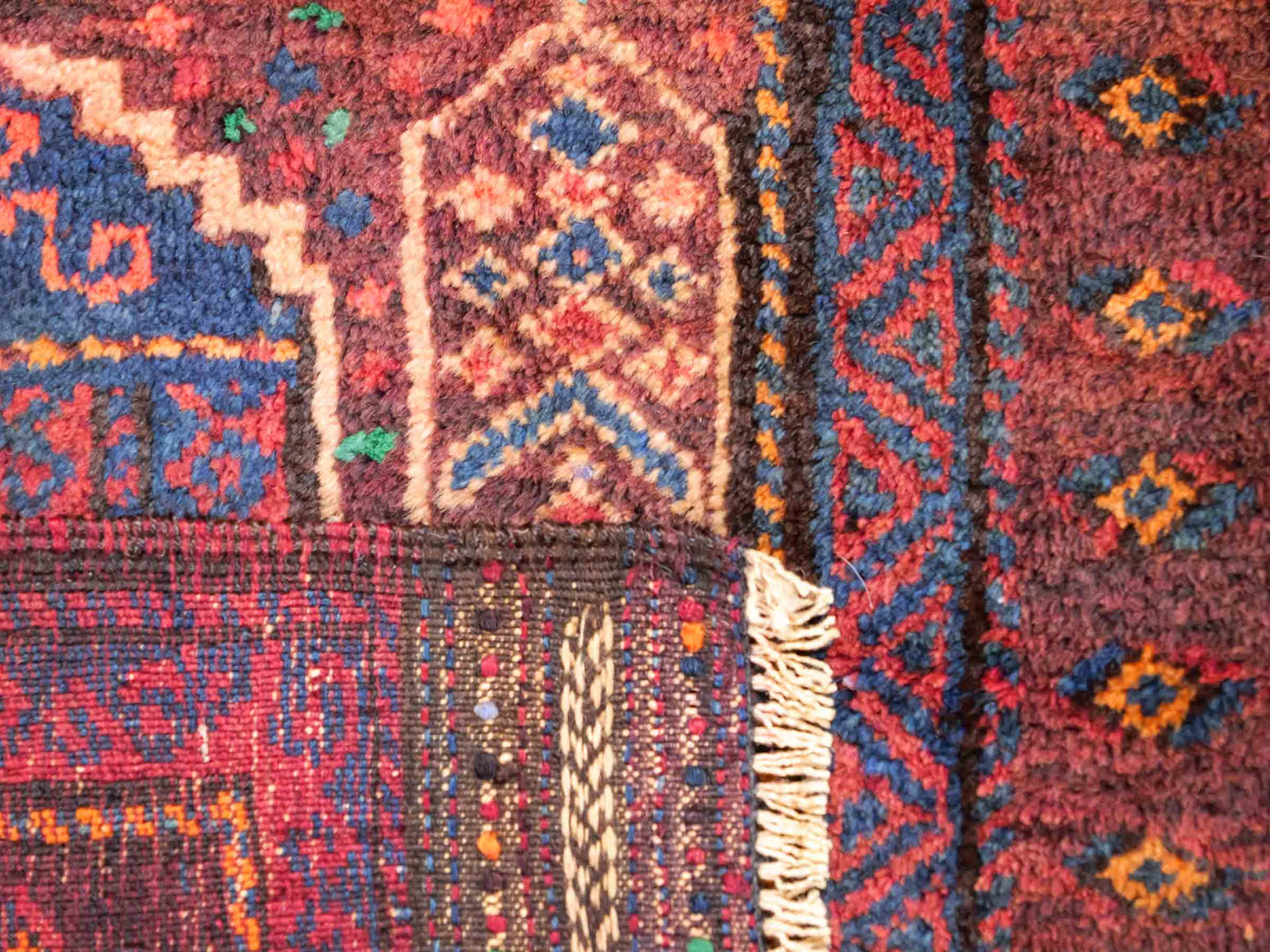 Antiker, handgeknüpfter, afghanischer Belutsch Nomadenteppich aus Wolle von Khademi. Größe: 113 x 81 cm. Farbe: Braun. Verkauf durch JUPITER Intl.