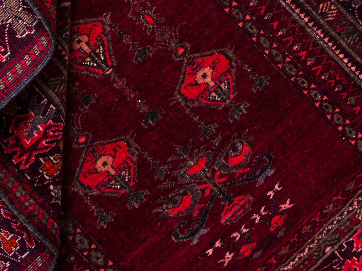 Antiker, handgeknüpfter, afghanischer Belutsch Nomadenteppich aus Wolle von Khademi. Größe: 113 x 84 cm. Farbe: Rot. Verkauf durch JUPITER Intl.