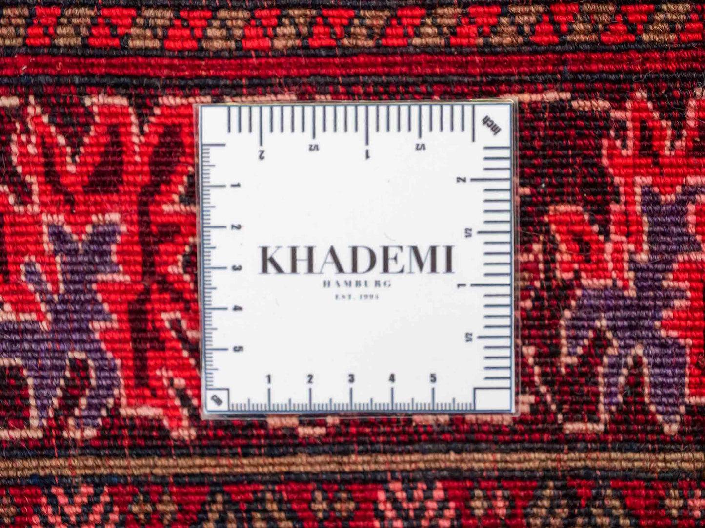 Antiker, handgeknüpfter, afghanischer Belutsch Nomadenteppich aus Wolle von Khademi. Größe: 113 x 84 cm. Farbe: Rot. Verkauf durch JUPITER Intl.