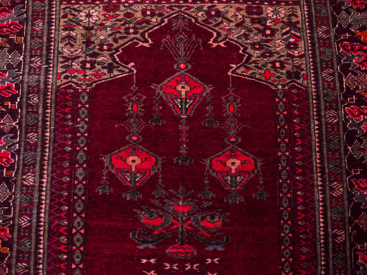 Antiker, handgeknüpfter, afghanischer Belutsch Nomadenteppich aus Wolle von Khademi. Größe: 113 x 84 cm. Farbe: Rot. Verkauf durch JUPITER Intl.