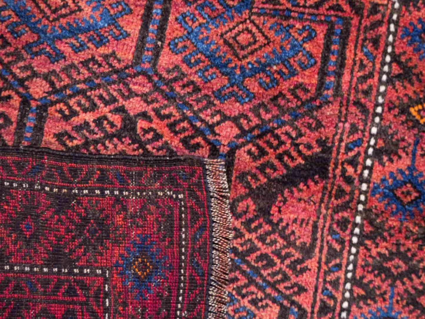 Antiker, handgeknüpfter, afghanischer Belutsch Nomadenteppich aus Wolle von Khademi. Größe: 117 x 77 cm. Farbe: Rot, blau. Verkauf durch JUPITER Intl.