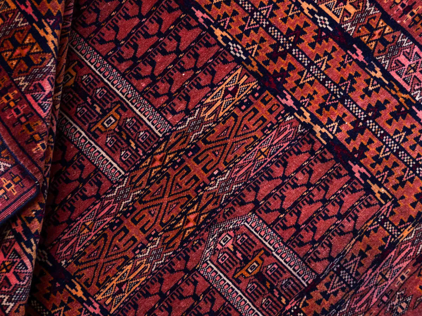 Antiker, handgeknüpfter, afghanischer Belutsch Nomadenteppich aus Wolle von Khademi. Größe: 121 x 90 cm. Farbe: Braun, orange. Verkauf durch JUPITER Intl.