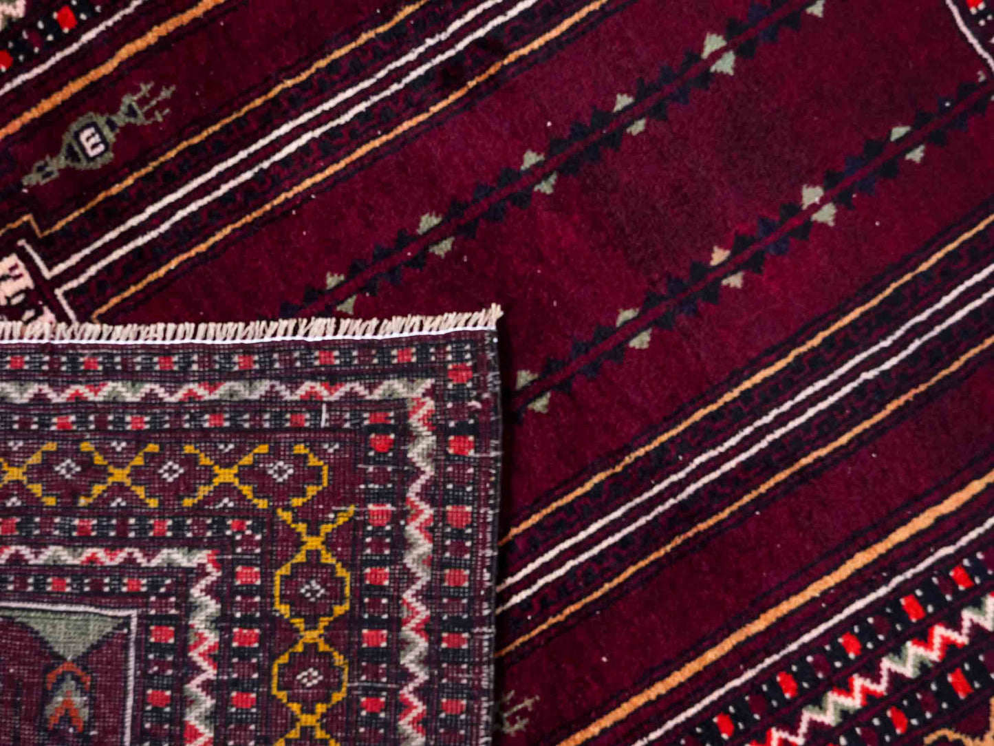 Antiker, handgeknüpfter, afghanischer Belutsch Nomadenteppich aus Wolle von Khademi. Größe: 122 x 84 cm. Farbe: Rot. Verkauf durch JUPITER Intl.