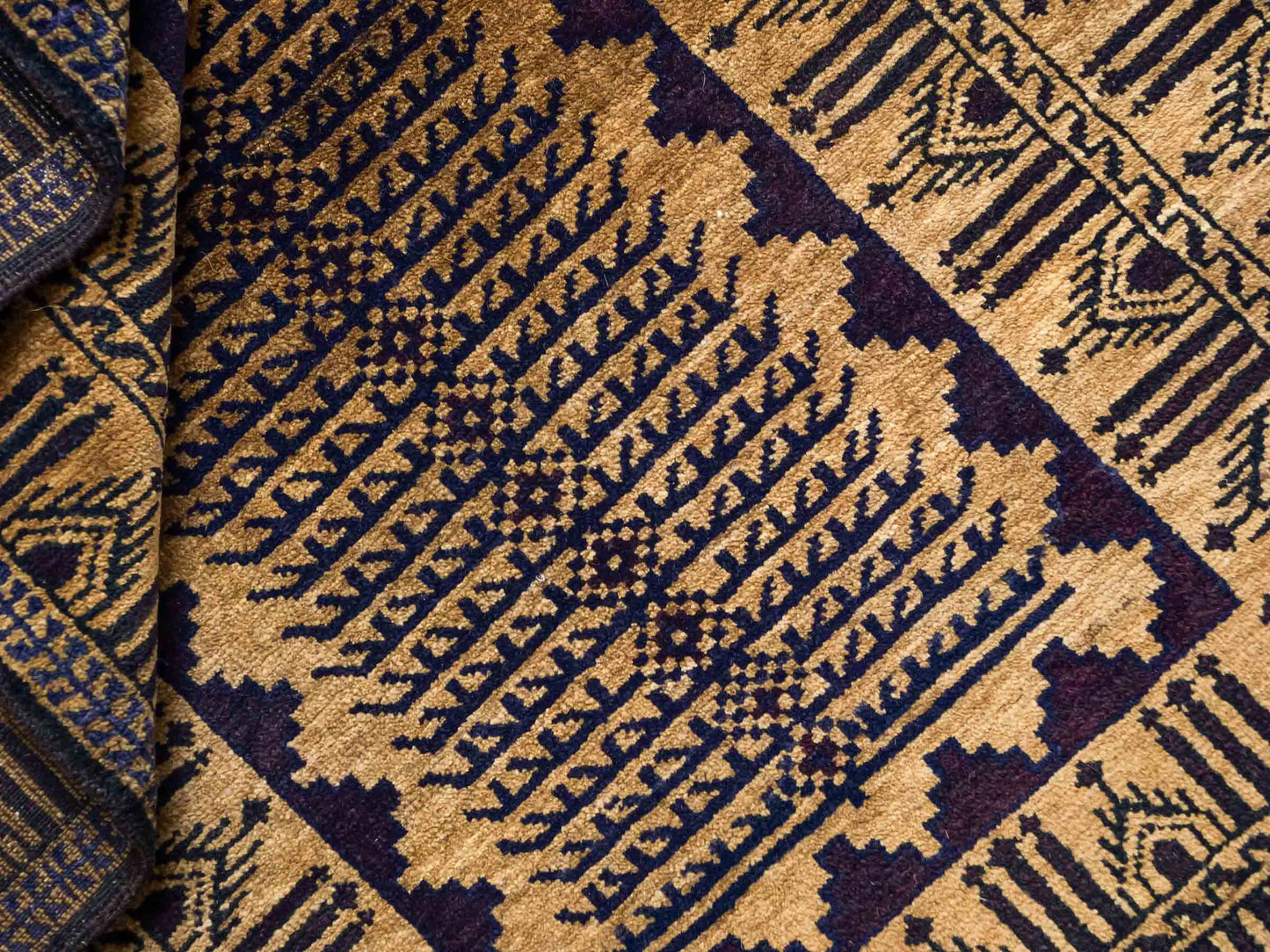 Antiker, handgeknüpfter, afghanischer Belutsch Nomadenteppich aus Wolle von Khademi. Größe: 123 x 80 cm. Farbe: Gold, beige, braun. Verkauf durch JUPITER Intl.