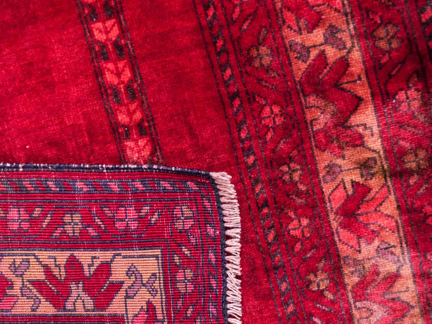 Antiker, handgeknüpfter, afghanischer Belutsch Nomadenteppich aus Wolle von Khademi. Größe: 125 x 75 cm. Farbe: Rot. Verkauf durch JUPITER Intl.