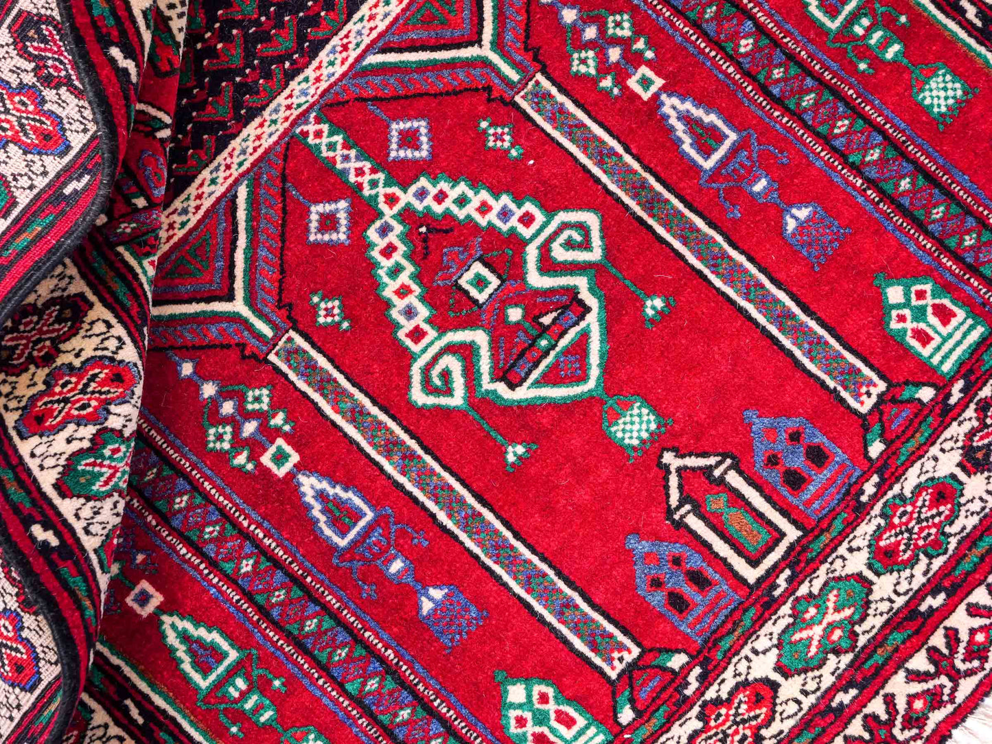Antiker, handgeknüpfter, afghanischer Belutsch Nomadenteppich aus Wolle von Khademi. Größe: 125 x 91 cm. Farbe: Rot. Verkauf durch JUPITER Intl.
