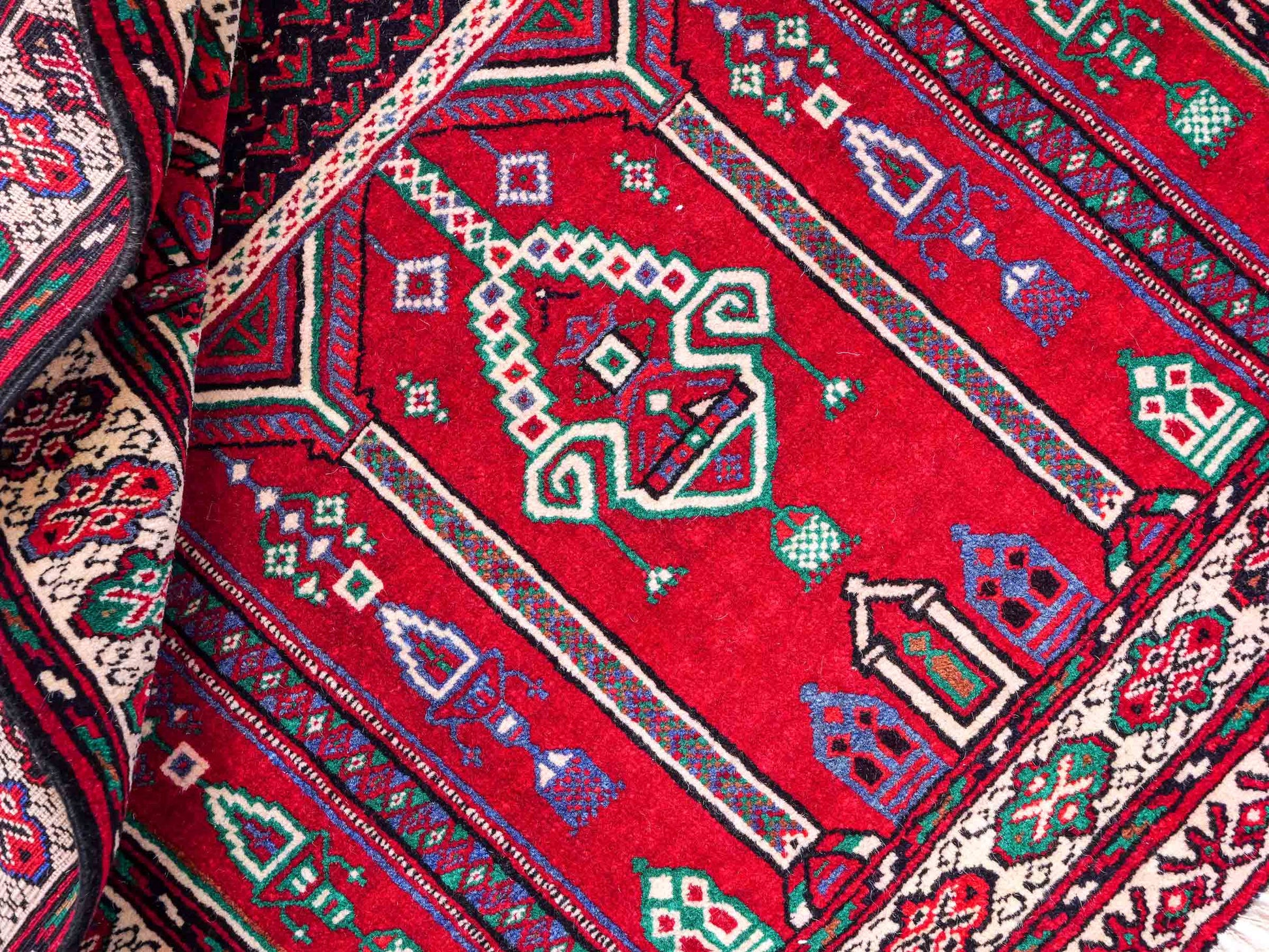 Antiker, handgeknüpfter, afghanischer Belutsch Nomadenteppich aus Wolle von Khademi. Größe: 125 x 91 cm. Farbe: Rot. Verkauf durch JUPITER Intl.