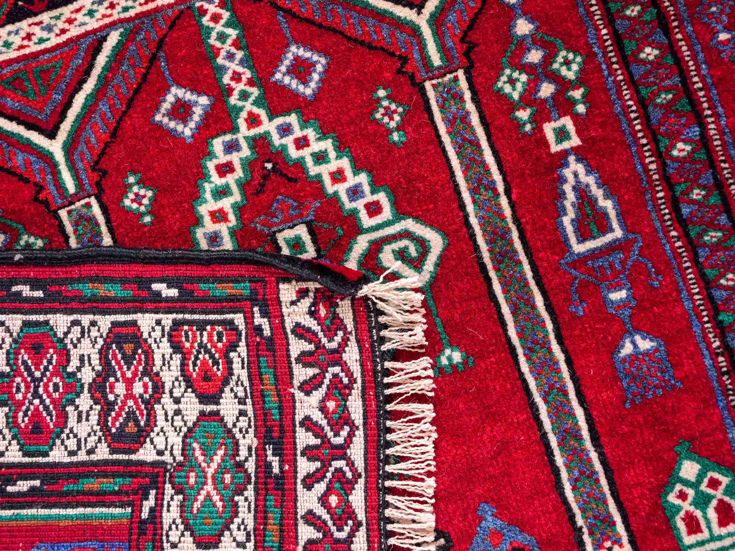 Antiker, handgeknüpfter, afghanischer Belutsch Nomadenteppich aus Wolle von Khademi. Größe: 125 x 91 cm. Farbe: Rot. Verkauf durch JUPITER Intl.