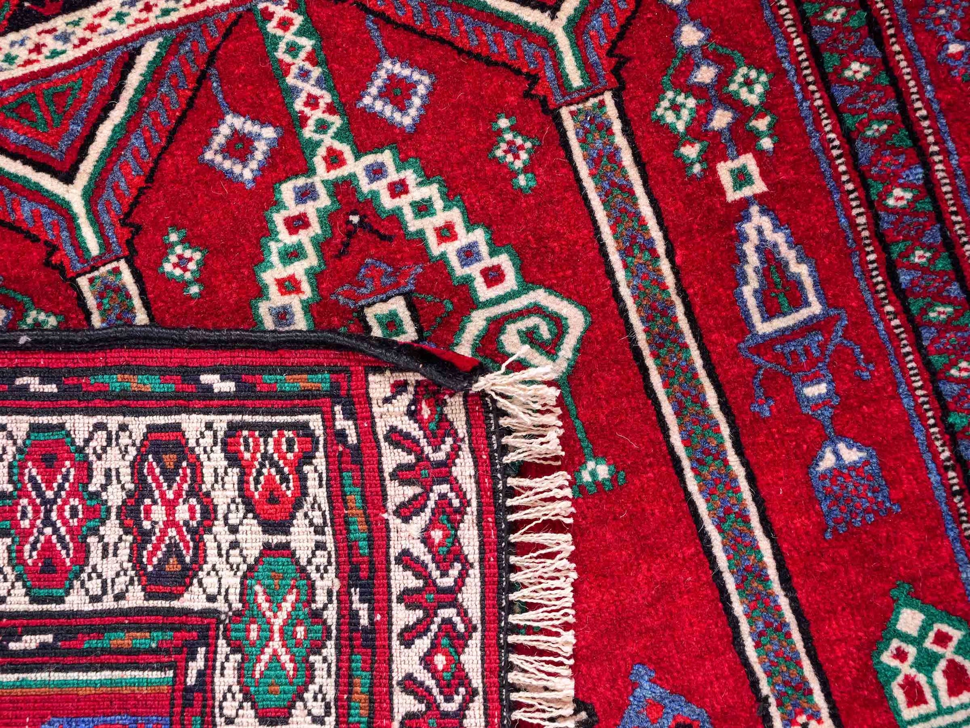 Antiker, handgeknüpfter, afghanischer Belutsch Nomadenteppich aus Wolle von Khademi. Größe: 125 x 91 cm. Farbe: Rot. Verkauf durch JUPITER Intl.