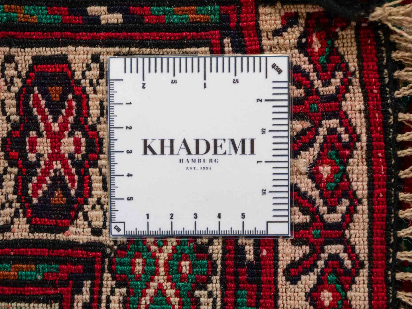 Antiker, handgeknüpfter, afghanischer Belutsch Nomadenteppich aus Wolle von Khademi. Größe: 125 x 91 cm. Farbe: Rot. Verkauf durch JUPITER Intl.