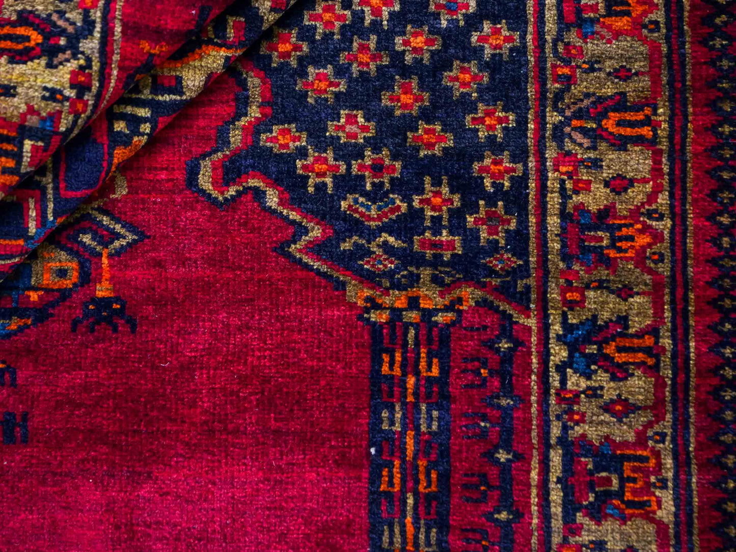 Antiker, handgeknüpfter, afghanischer Belutsch Nomadenteppich aus Wolle von Khademi. Größe: 126 x 85 cm. Farbe: Rot. Verkauf durch JUPITER Intl.