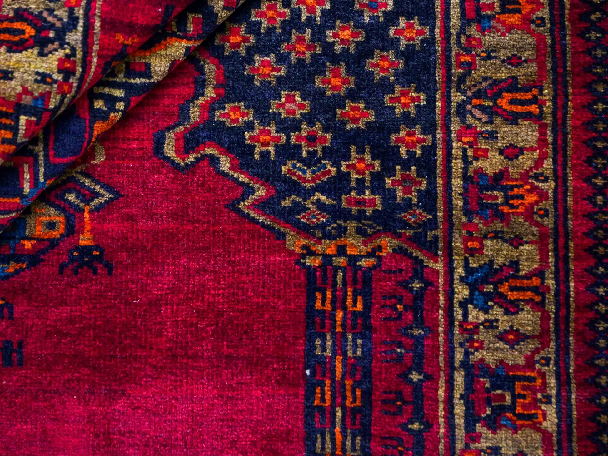 Antiker, handgeknüpfter, afghanischer Belutsch Nomadenteppich aus Wolle von Khademi. Größe: 126 x 85 cm. Farbe: Rot. Verkauf durch JUPITER Intl.