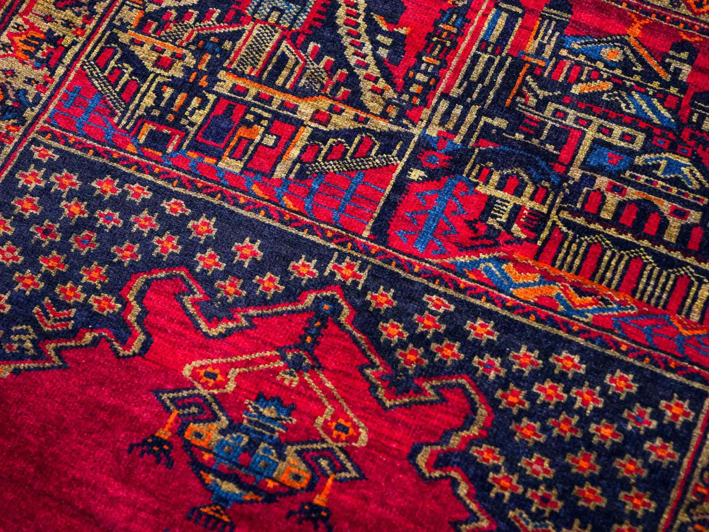 Antiker, handgeknüpfter, afghanischer Belutsch Nomadenteppich aus Wolle von Khademi. Größe: 126 x 85 cm. Farbe: Rot. Verkauf durch JUPITER Intl.