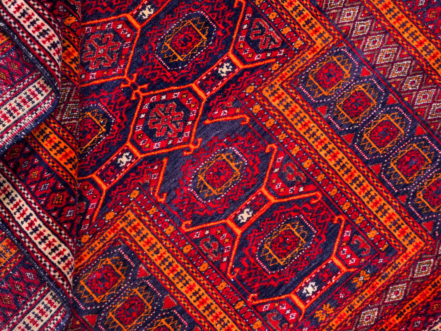 Antiker, handgeknüpfter, afghanischer Belutsch Nomadenteppich aus Wolle von Khademi. Größe: 127 x 91 cm. Farbe: Rot Verkauf durch JUPITER Intl.