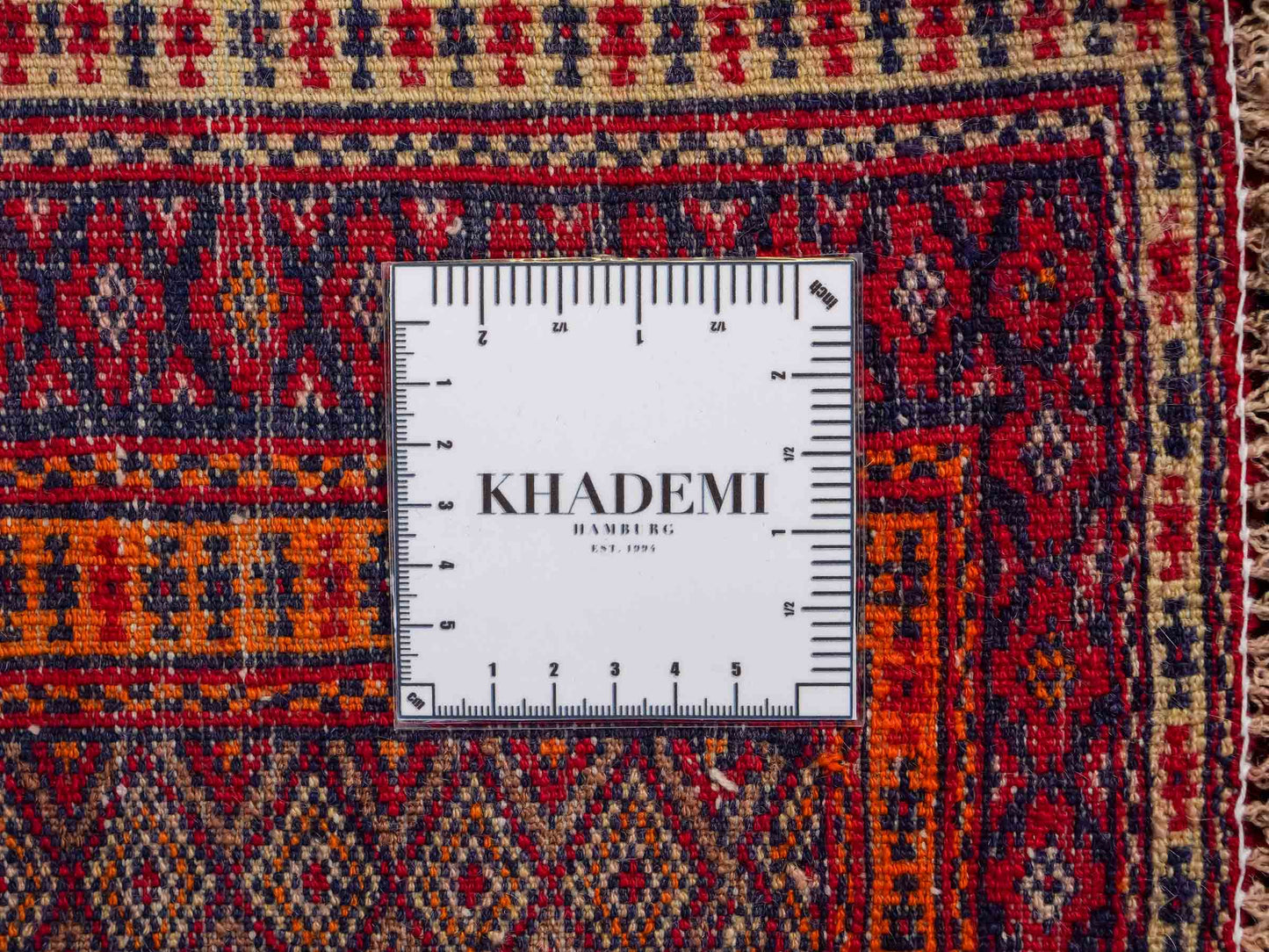 Antiker, handgeknüpfter, afghanischer Belutsch Nomadenteppich aus Wolle von Khademi. Größe: 127 x 91 cm. Farbe: Rot Verkauf durch JUPITER Intl.