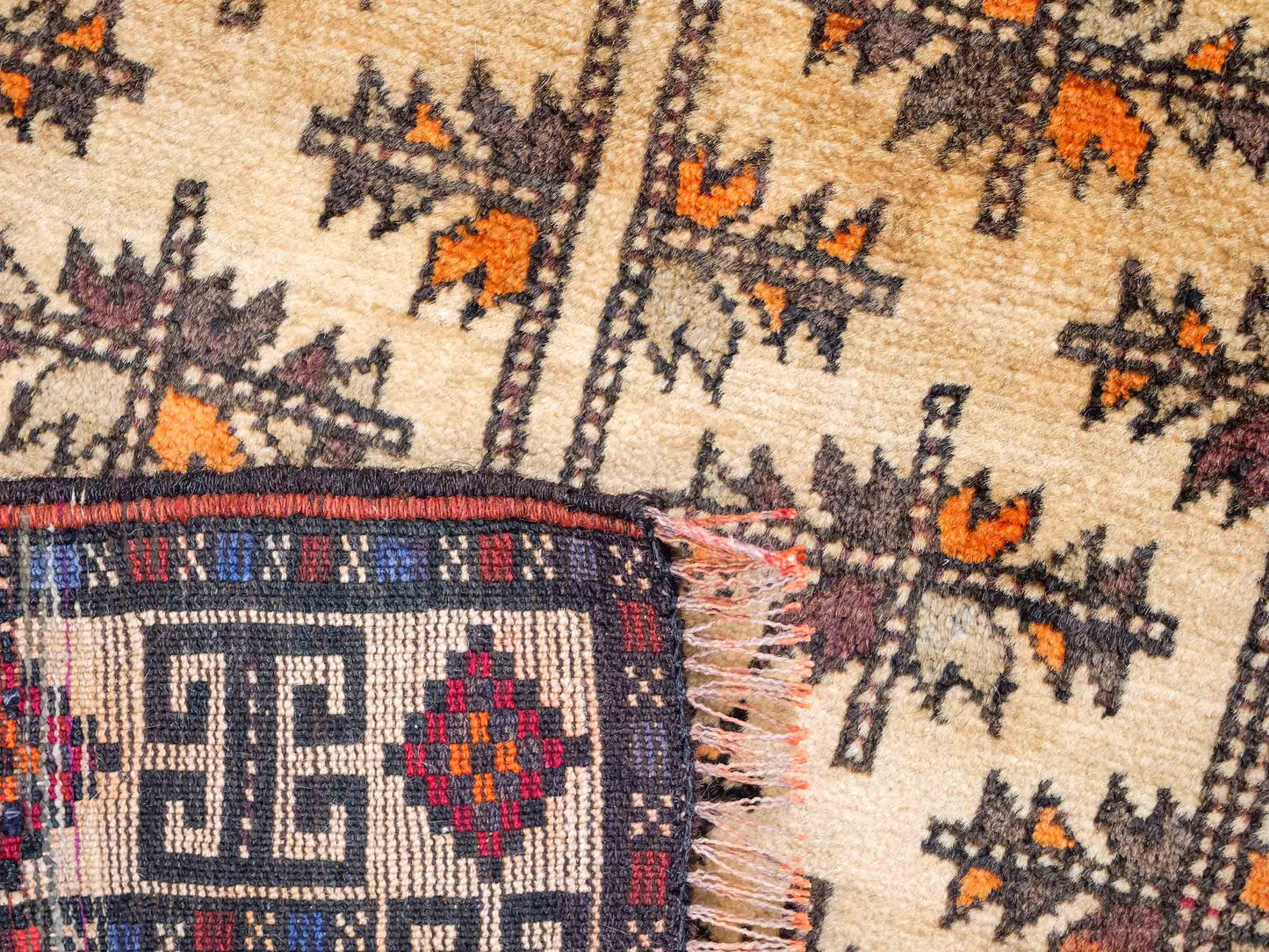 Antiker, handgeknüpfter, afghanischer Belutsch Nomadenteppich aus Wolle von Khademi. Größe: 128 x 78 cm. Farbe: Beige. Verkauf durch JUPITER Intl.