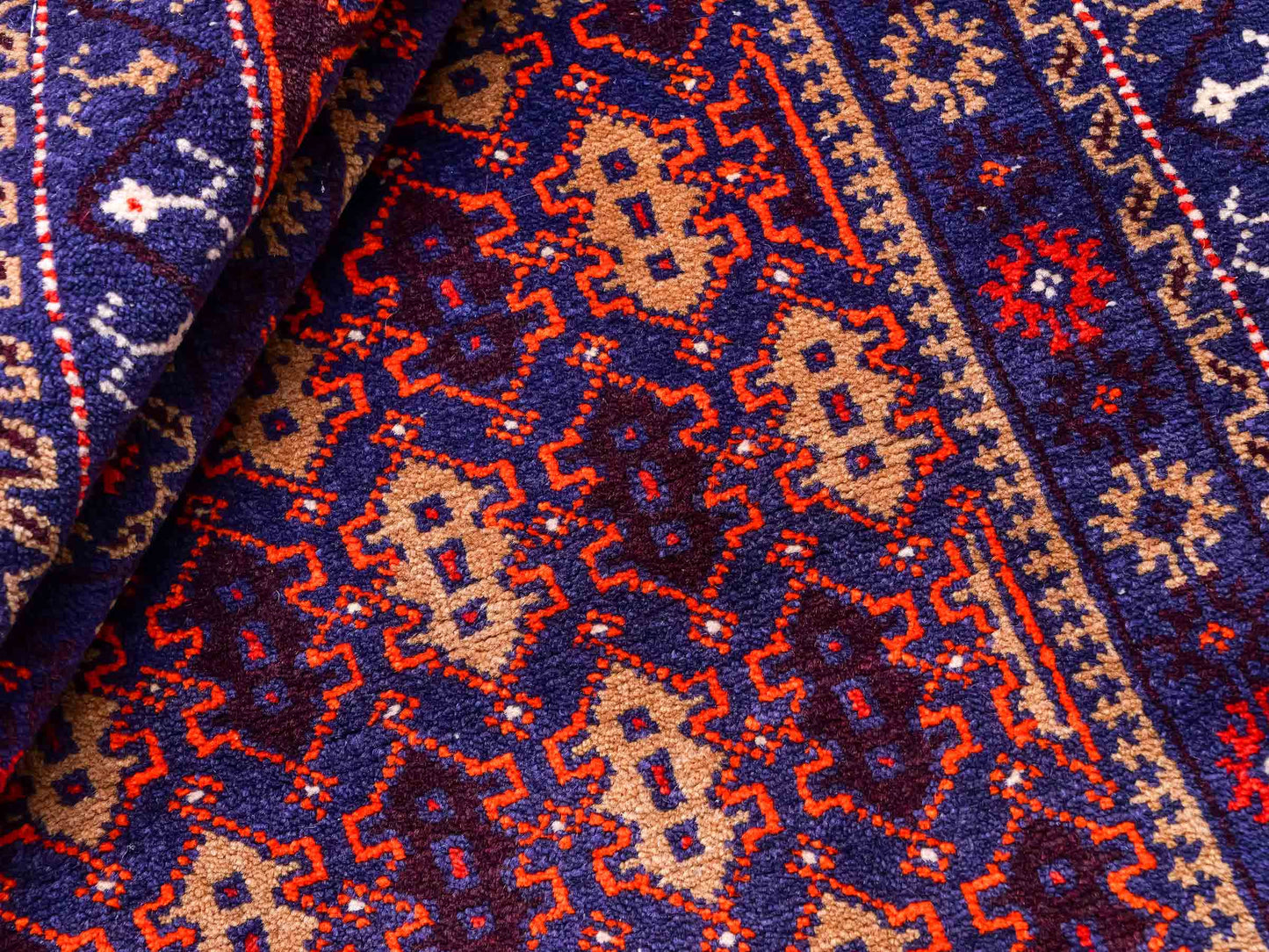 Antiker, handgeknüpfter, afghanischer Belutsch Nomadenteppich aus Wolle von Khademi. Größe: 130 x 81 cm. Farbe: Blau, lila, orange. Verkauf durch JUPITER Intl.