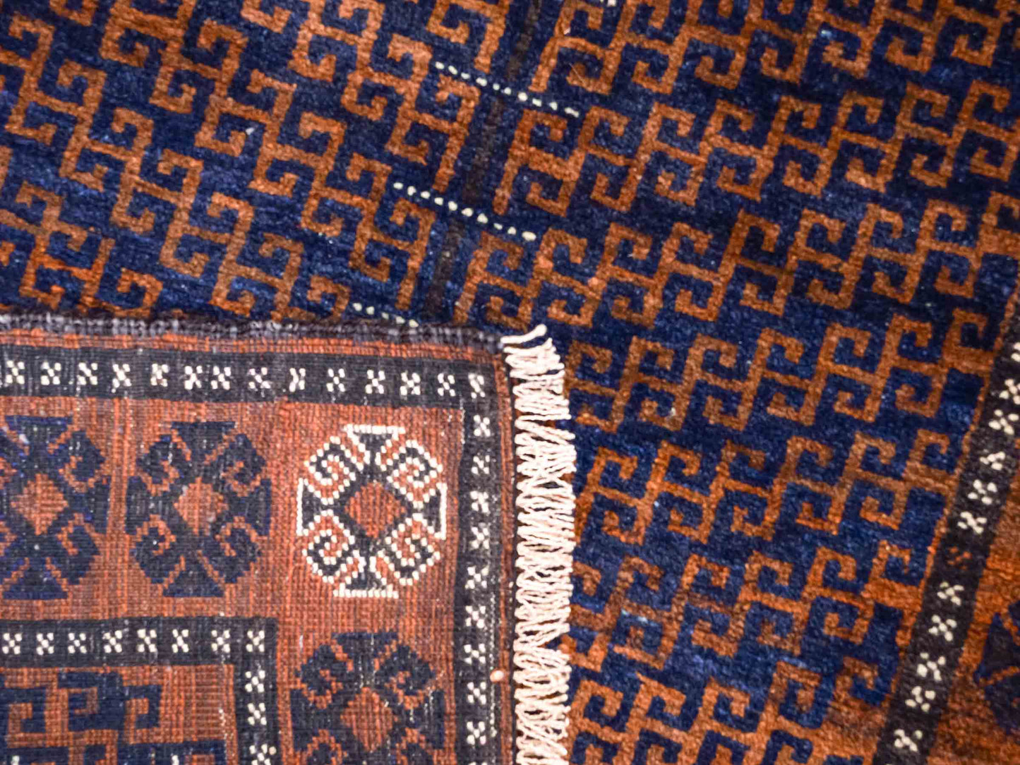 Antiker, handgeknüpfter, afghanischer Belutsch Nomadenteppich aus Wolle von Khademi. Größe: 131 x 86 cm. Farbe: Braun, blau. Verkauf durch JUPITER Intl.